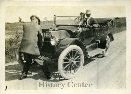 1914 Automobile with front plate