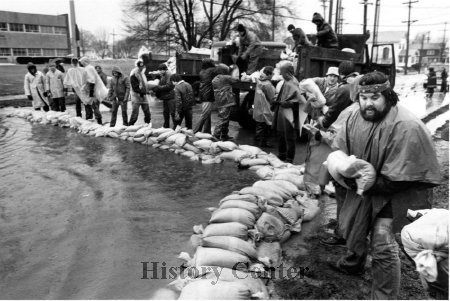 Sandbaggers during Flood of  1982