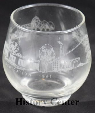 Achduth Vesholom Dedication Commemorative Glass